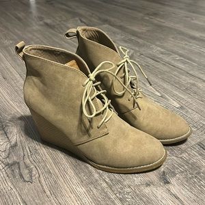 Nautical 1983 Beige Booties